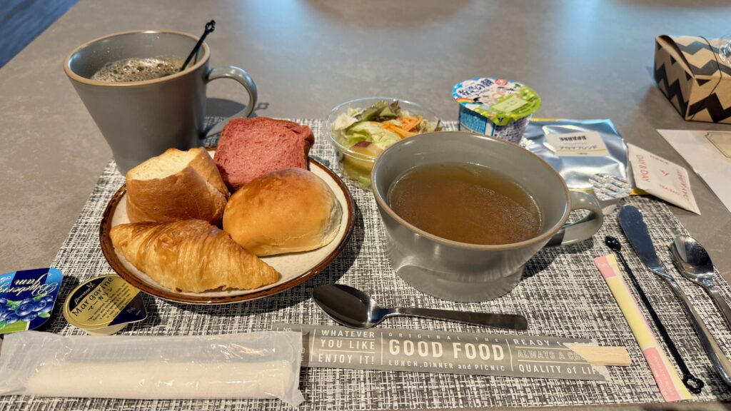 妙見館の朝食・スープとパンとヨーグルトとサラダ