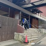玉川温泉の外観と入口の看板