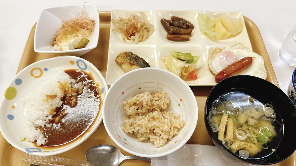 玉川温泉の朝食 りんごカレーと玄米