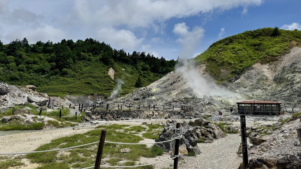 晴れた日の玉川温泉 天然岩盤浴エリア
