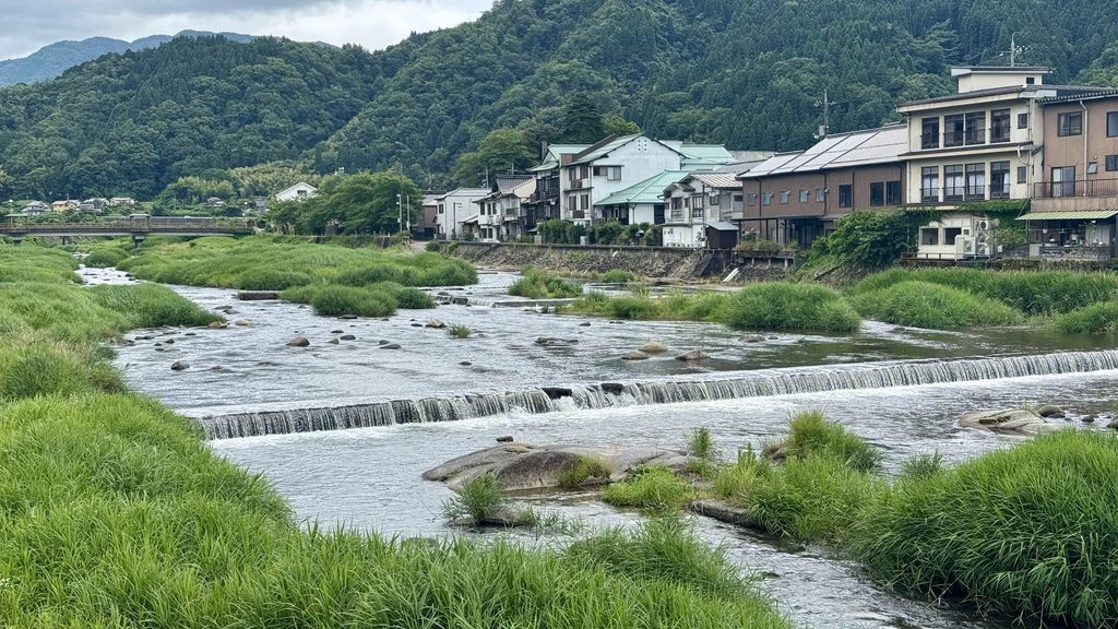 三朝温泉街を流れる三朝川