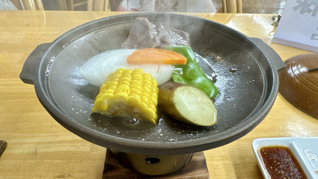 清流荘の夕食 鳥取牛の陶板焼き