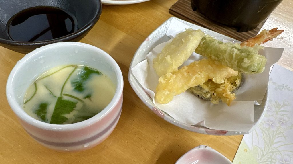 清流荘の夕食 茶碗蒸しと天ぷら