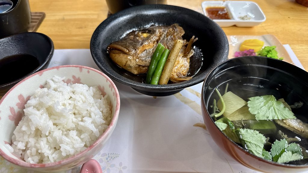 清流荘の夕食 鯛のかぶと煮