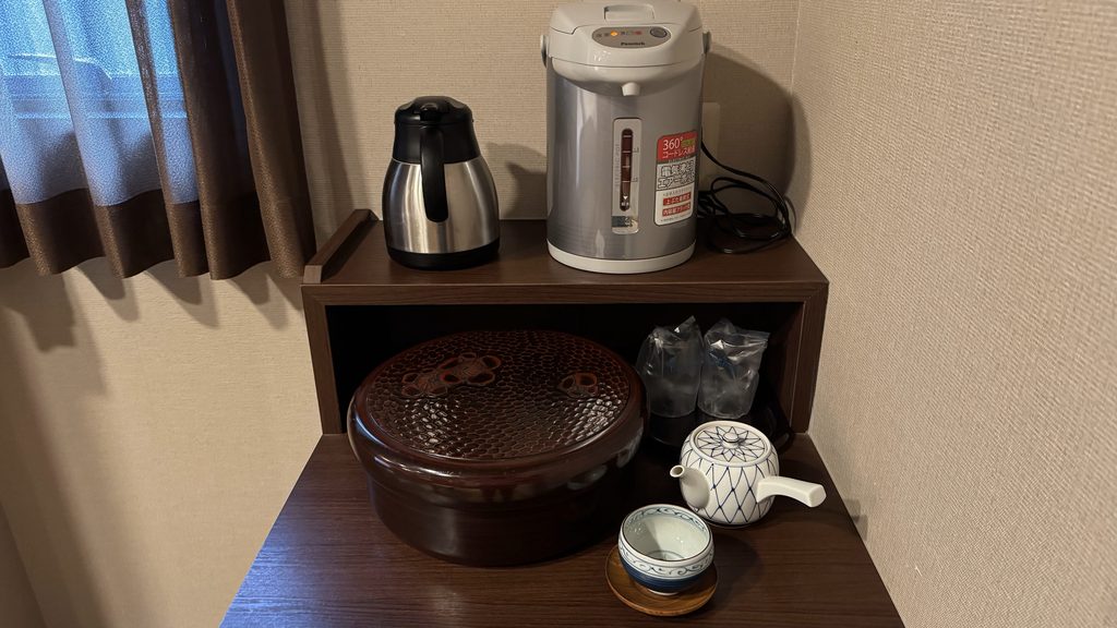 客室のポットとお茶セット