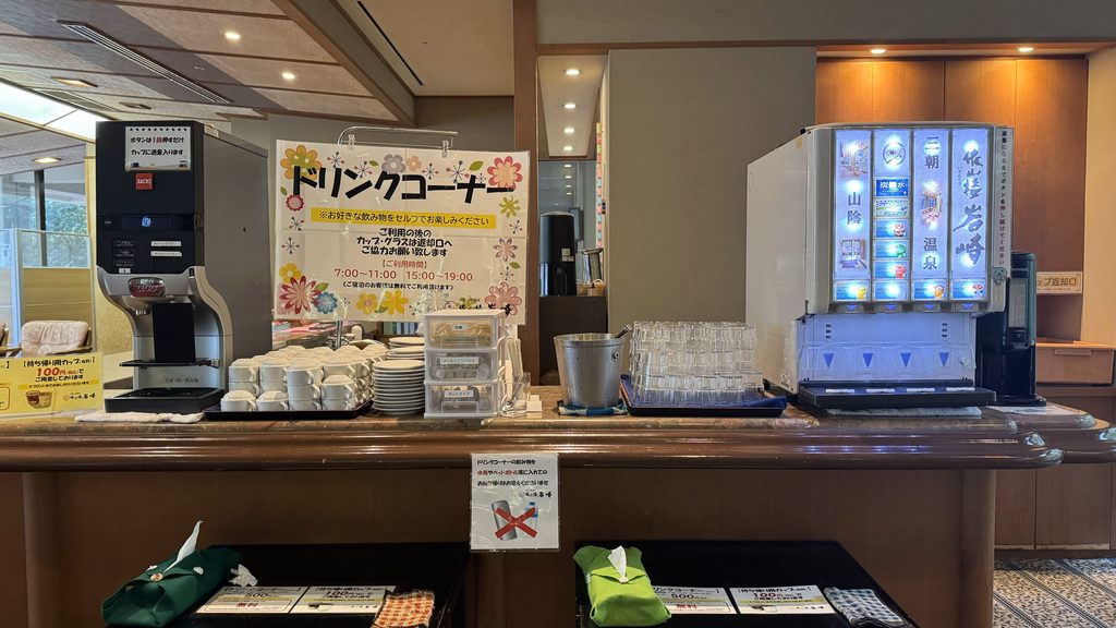 ラウンジのドリンクコーナー