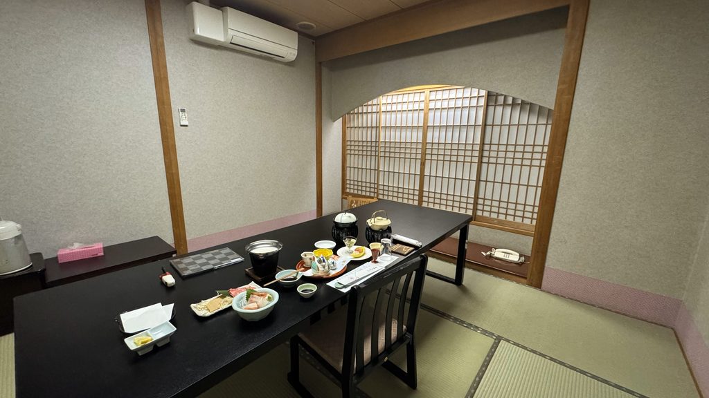 依山楼岩崎の夕食会場の個室