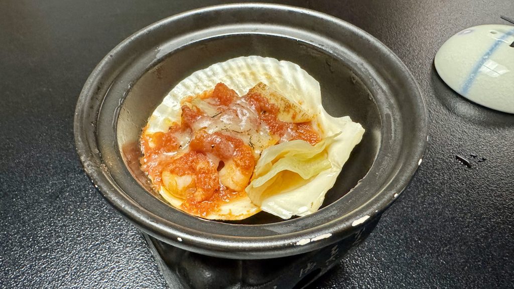 依山楼岩崎の夕食 ホタテやエビのトマトチーズ焼き